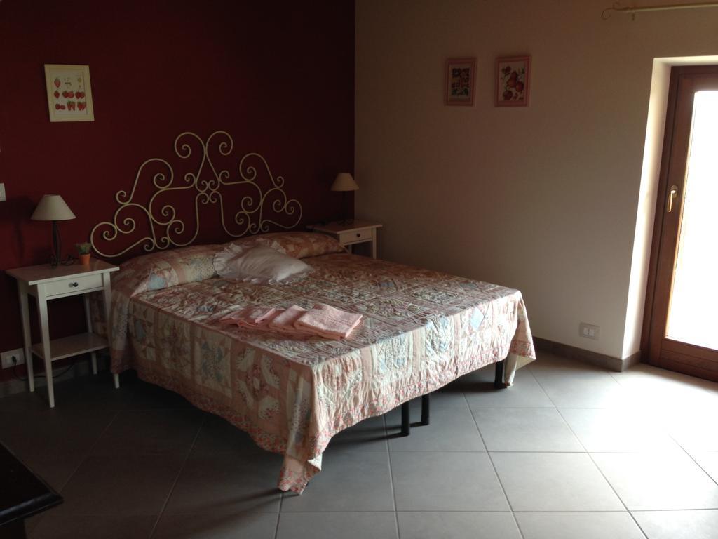 Agriturismo Fruttirossi Trofarello Oda fotoğraf