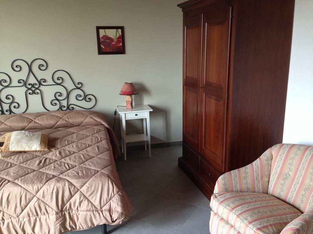 Agriturismo Fruttirossi Trofarello Oda fotoğraf